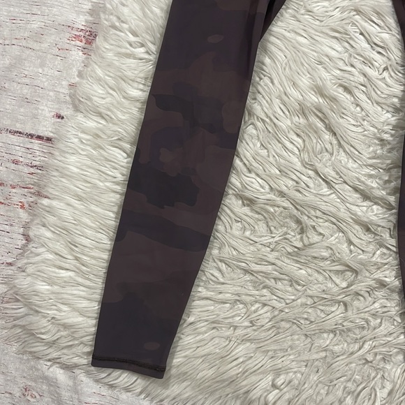 ALO Yoga High-Waist Vapor Leggings in Coco Camo - Picture 9 of 11